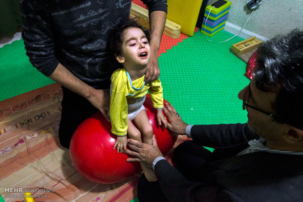 (تصاویر)-طاها، کودک مبتلا به بیماری نادر «اِس اِم اِی»