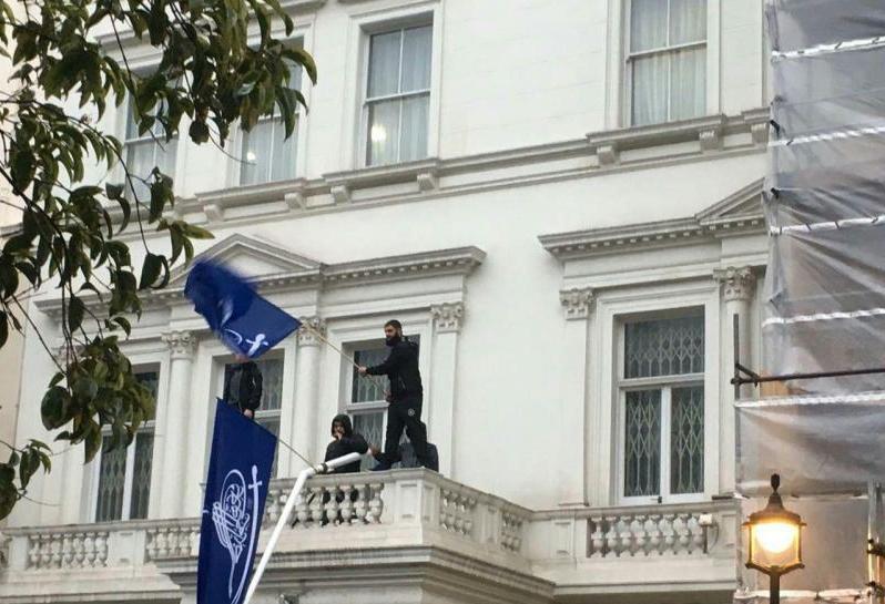 (تصویر) حمله به سفارت ایران در لندن