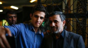 سلفی با احمدی نژاد در مجلس ختم برادرش