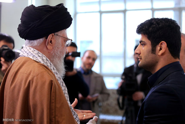(تصاویر)-دیدار کشتی‌گیر سرافراز علیرضا کریمی با رهبر انقلاب
