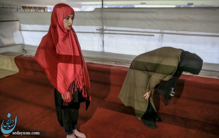 (تصویر) زنان درحال نماز خواندن در ورزشگاه آزادی