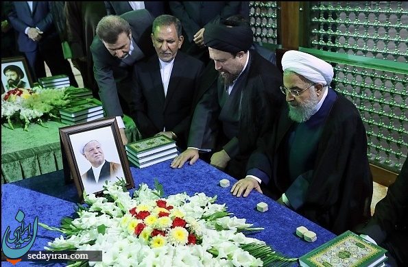 عکس/ رئیس جمهور برای مرحوم هاشمی فاتحه خواند