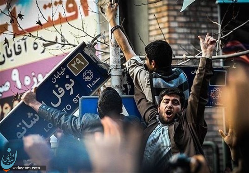 دانشجویان تهرانی نوفل لوشاتو را از جا کندند/ مرگ بر فرانسه هم به شعارها اضافه شد