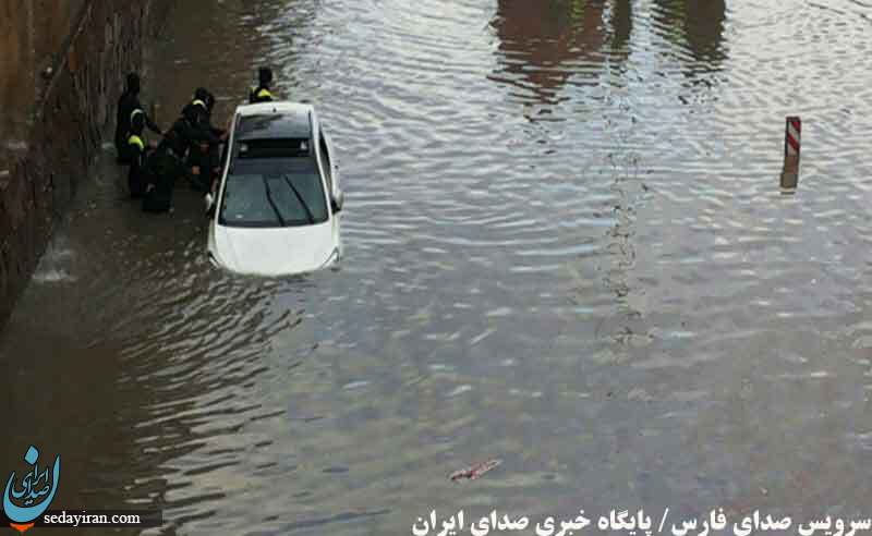 سیل شیراز ۲۰۰ خودرو را در دروازه قرآن با خود برد+ (تصاویر)