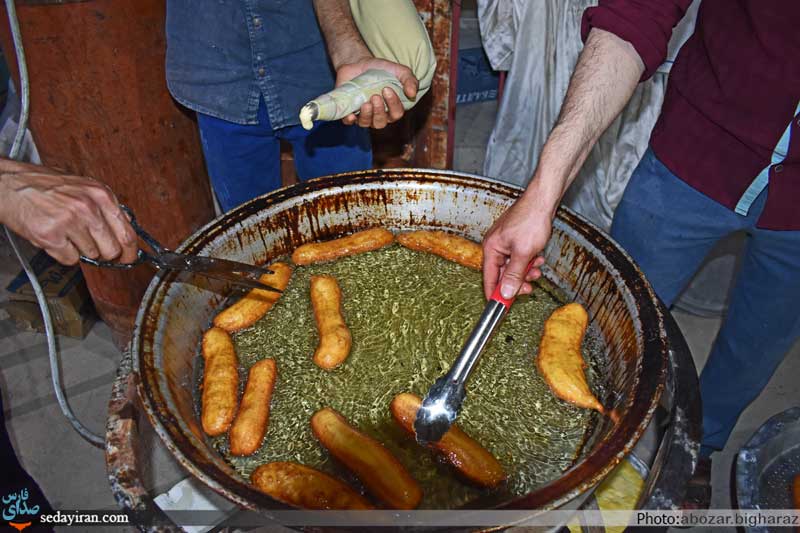 (تصاویر) توزیع غذا در شب جشن نیمه شعبان 