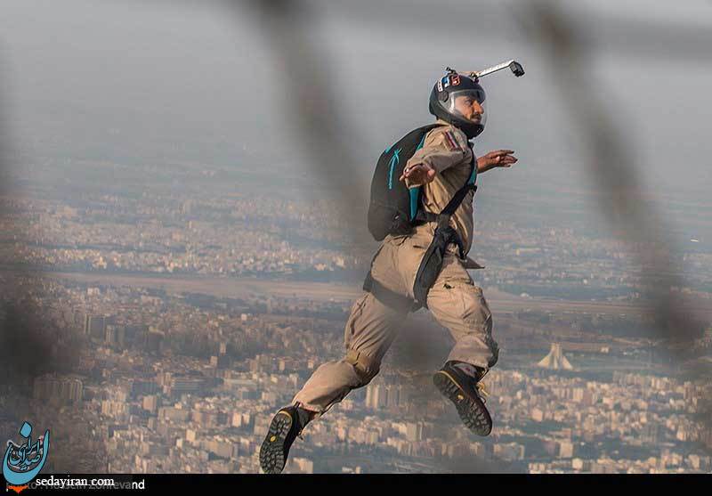 (تصاویر) پرش چتربازان سپاه پاسداران از برج میلاد