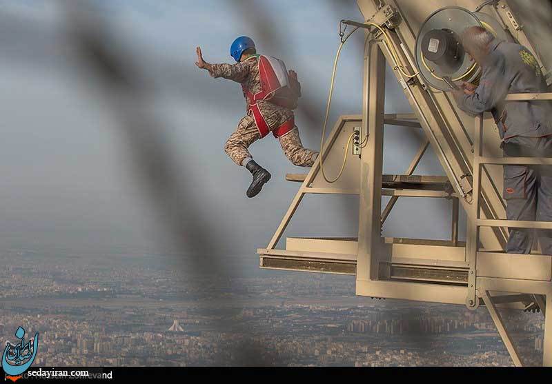 (تصاویر) پرش چتربازان سپاه پاسداران از برج میلاد