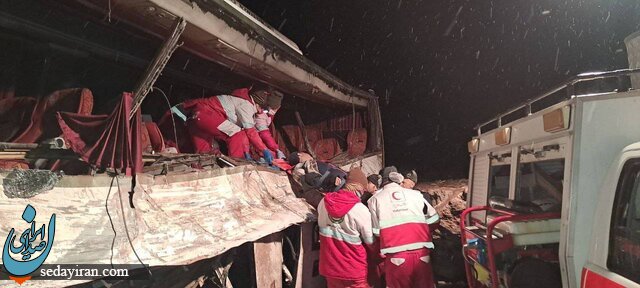 (تصاویر) واژگونی اتوبوس مسافربری بر اثر ریزش کوه در جاده سرچم / شمار فوتی ها اعلام شد