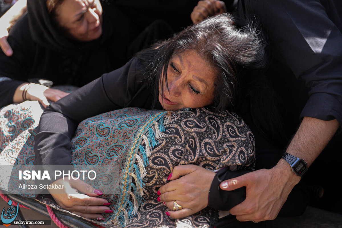 تصویر همسر کیومرث پوراحمد در مراسم خاکسپاری