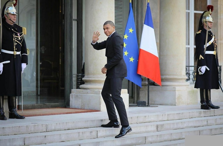 قطر ۱۰ میلیارد یورو در فرانسه سرمایه‌گذاری می‌کند / امباپه در ضیافت شام رئیس جمهور فرانسه برای امیر قطر