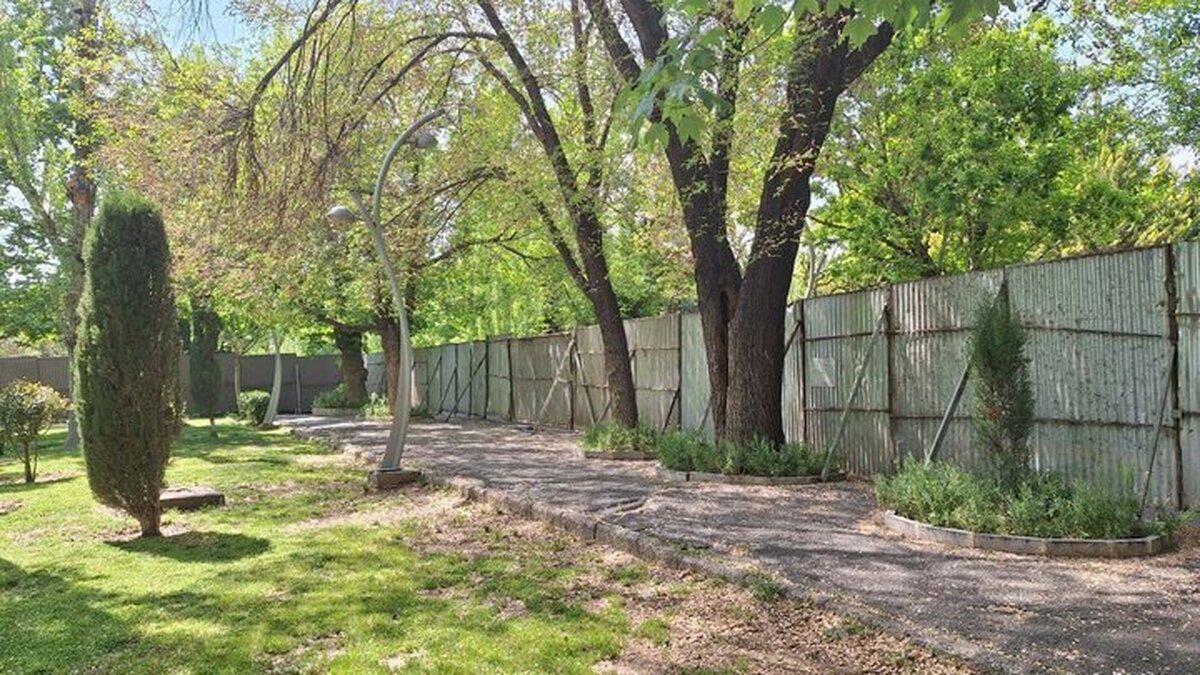 شهرداری تهران: حصار کشی در پارک لاله برای ایجاد کارگاهی در خصوص تعمیرات و نگهداشت پارک است   قصد ساخت‌وساز و قطع درخت نداریم