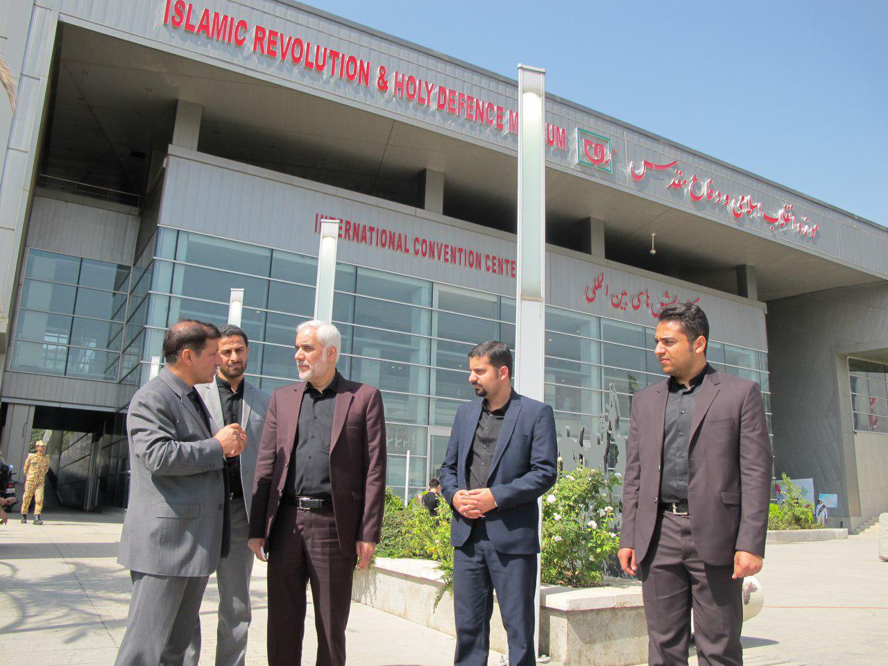 بازدید محسن مهرعلیزاده از باغ موزه دفاع مقدس بازدید محسن مهرعلیزاده از باغ موزه دفاع مقدس