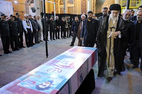 (تصاویر)_حضوررهبرانقلاب درکنارپیکرمطهرشهیدمحسن حججی