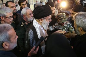 (تصاویر)_حضوررهبرانقلاب درکنارپیکرمطهرشهیدمحسن حججی
