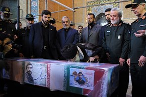 (تصاویر)_حضوررهبرانقلاب درکنارپیکرمطهرشهیدمحسن حججی