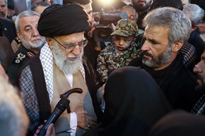 (تصاویر)_حضوررهبرانقلاب درکنارپیکرمطهرشهیدمحسن حججی