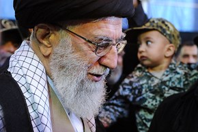 (تصاویر)_حضوررهبرانقلاب درکنارپیکرمطهرشهیدمحسن حججی