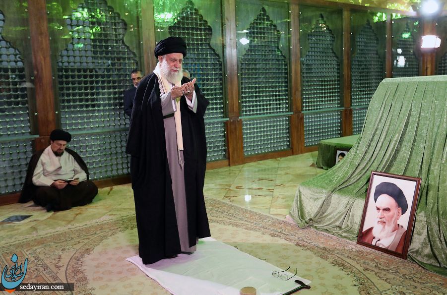 تصاویر رهبر انقلاب در مرقد امام خمینی (ره)