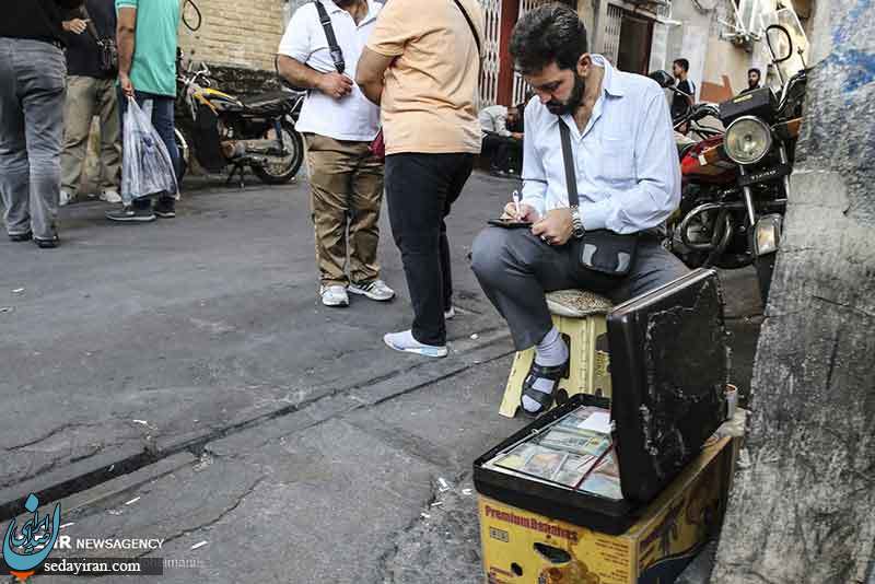 (تصاویر) بازار داغ فروش ارز در خیابان فردوسی