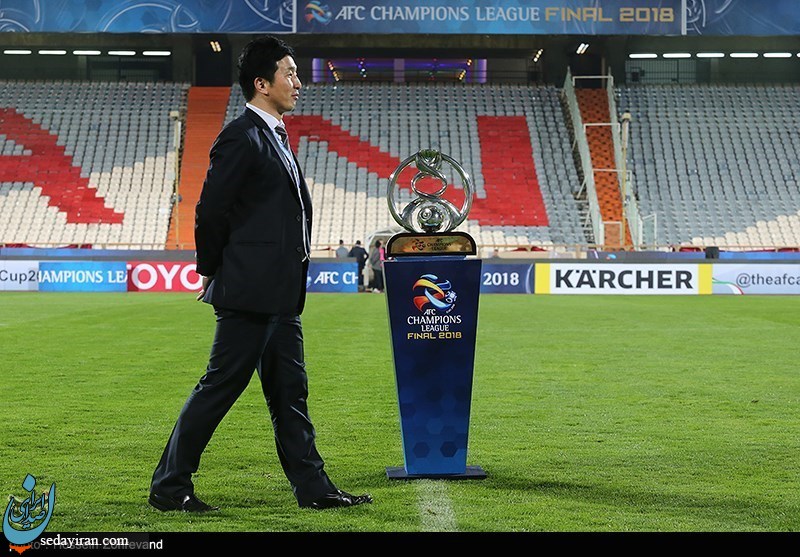 (تصاویر) عکس یادگاری مربیان پرسپولیس و کاشیما آنتلرز با جام قهرمانی