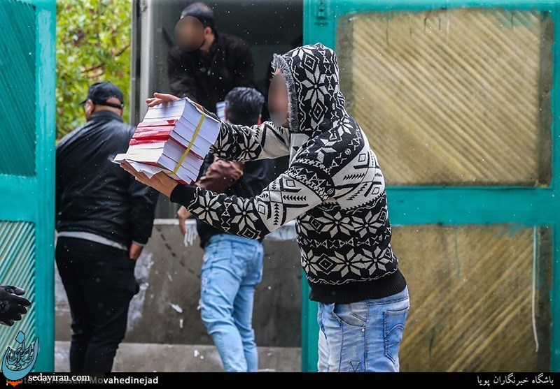 (تصاویر) کشف انبار بزرگ کتاب قاچاق