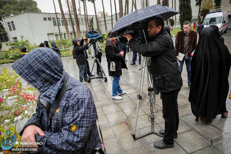 (تصاویر) خبرنگاران در حیاط بارانی هیات دولت