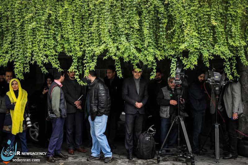 (تصاویر) خبرنگاران در حیاط بارانی هیات دولت