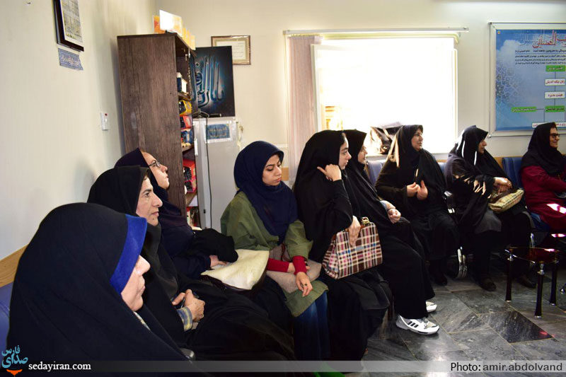 (تصاویر) نشست صمیمی تعدادی از بانوان فعال شهر لار و اوز