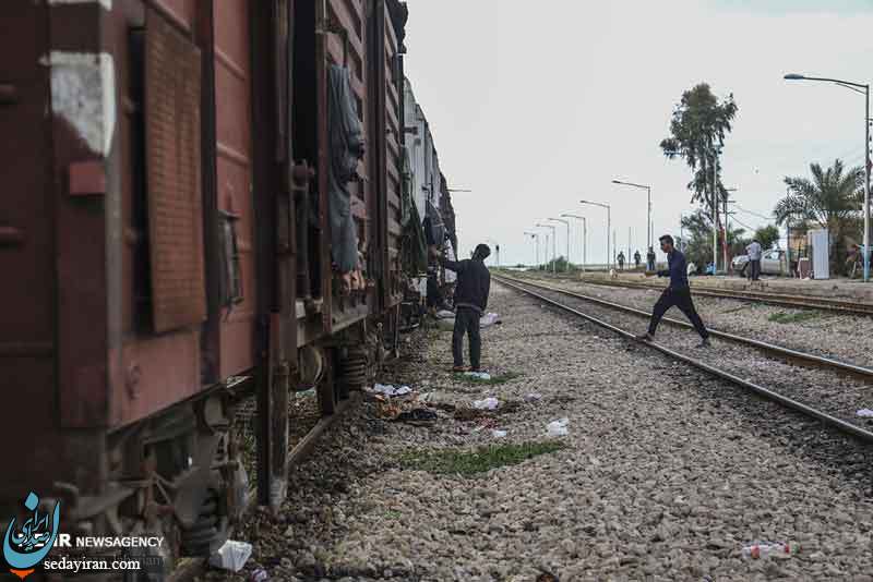 (تصاویر) زندگی سیل زدگان در واگن های قطار