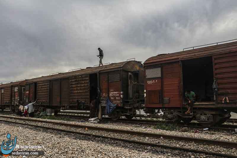 (تصاویر) زندگی سیل زدگان در واگن های قطار