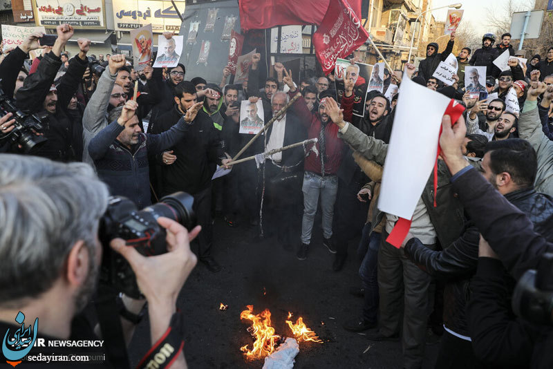 (تصاویر) تجمع اعتراضی دانشجویان مقابل سفارت انگلیس