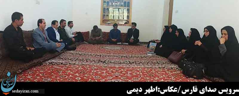 (تصاویر) دیدار رئیس بنیاد شهید شهرستان لارستان با خانواده شهید نصرالله دیمی
