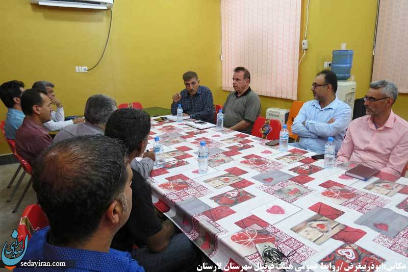 (تصاویر) جلسه هم اندیشی مدیران باشگاه های لارستان در خصوص مسابقات فوتبال نکوداشت حاج امیر فیشوری