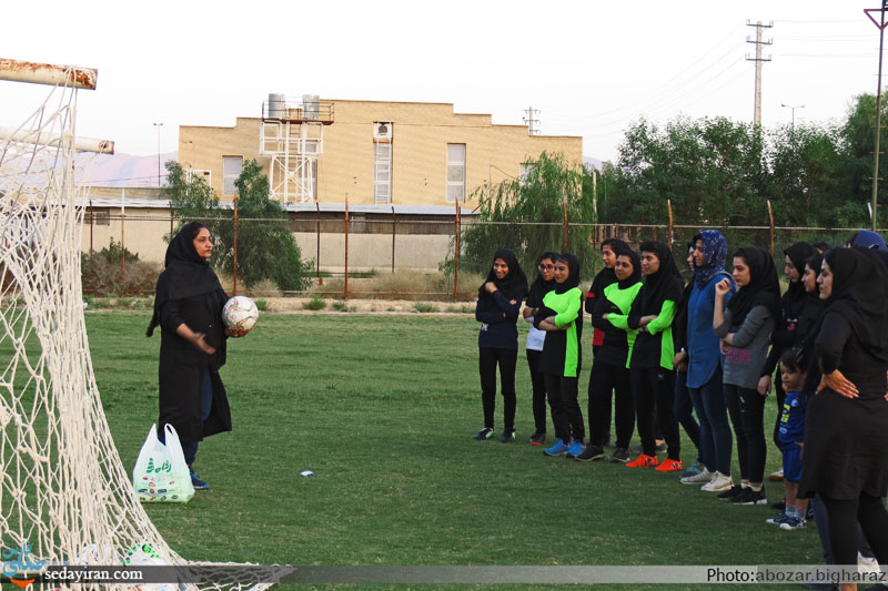 (تصاویر) نخستین تمرینات تیم فوتبال بانوان باشگاه هلال احمر لارستان