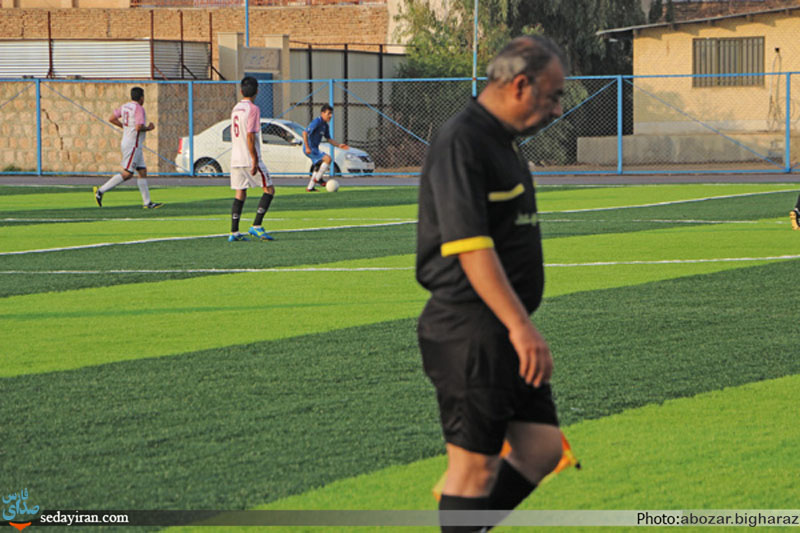 (تصاویر) بازی دوستانه فوتبال بین مسئولین ادارات و پیشکسوتان فوتبال لارستان