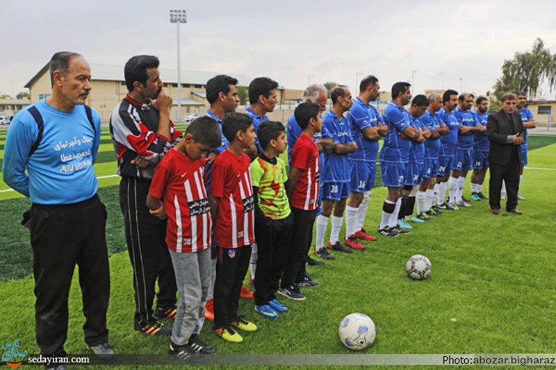 (تصاویر) بازی دوستانه فوتبال بین مسئولین ادارات و پیشکسوتان فوتبال لارستان