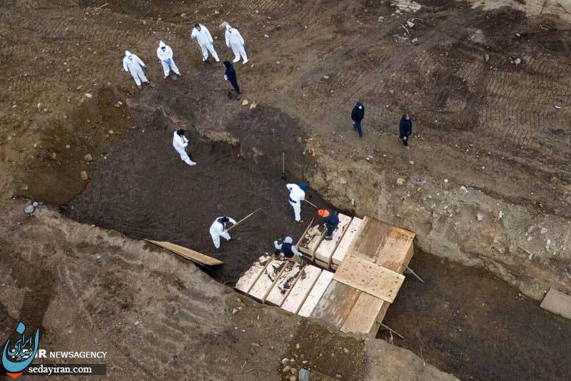 (تصاویر) گورهای دسته جمعی دفن قربانیان کرونا در آمریکا