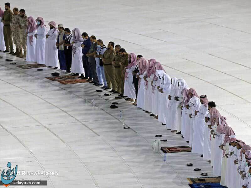 (تصاویر) اقامه نماز در کنار کعبه با حفظ فاصله اجتماعی