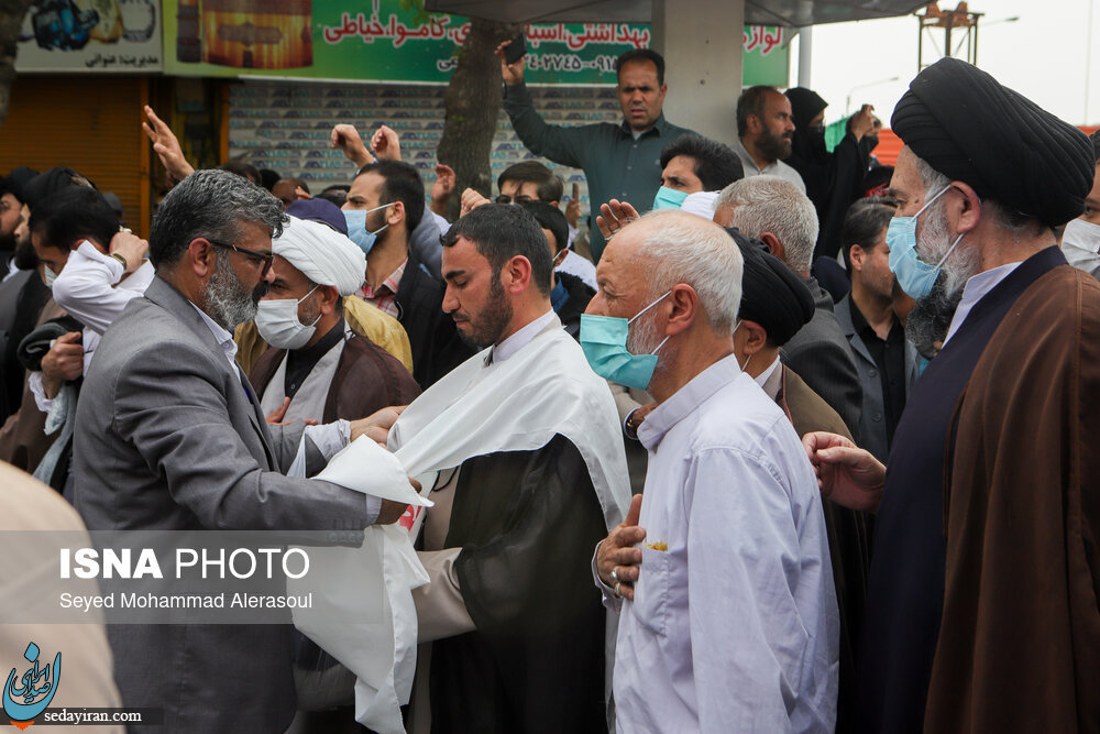 تشییع  پیکر حجت الاسلام اصلانی با لباس کفن در مشهد
