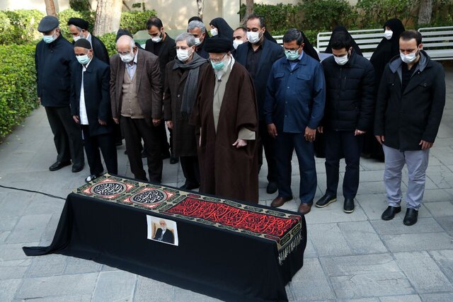 (تصاویر) رهبر معظم انقلاب بر پیکر عباس شیبانی اقامه نماز کردند