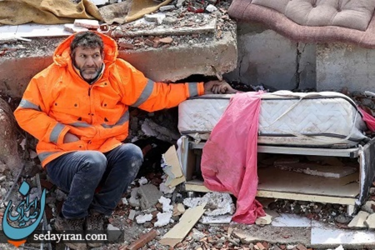 تصویری دردناک از زلزله ترکیه   عکس پدری که دست دختر زیرآوارمانده‌اش را گرفت!