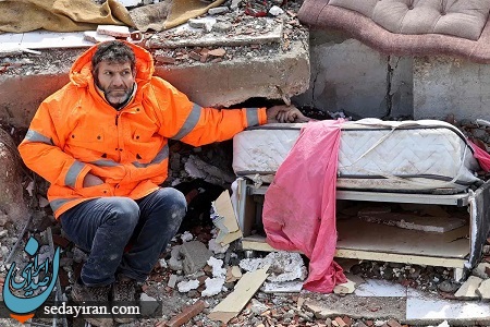 تصویری دردناک از زلزله ترکیه / عکس پدری که دست دختر زیرآوارمانده‌اش را گرفت!