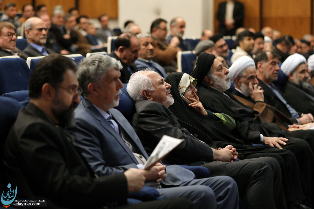 آتصاویر) محمد جواد ظریف و جمعی از چهره های سیاسی در یک مراسم نکوداشت