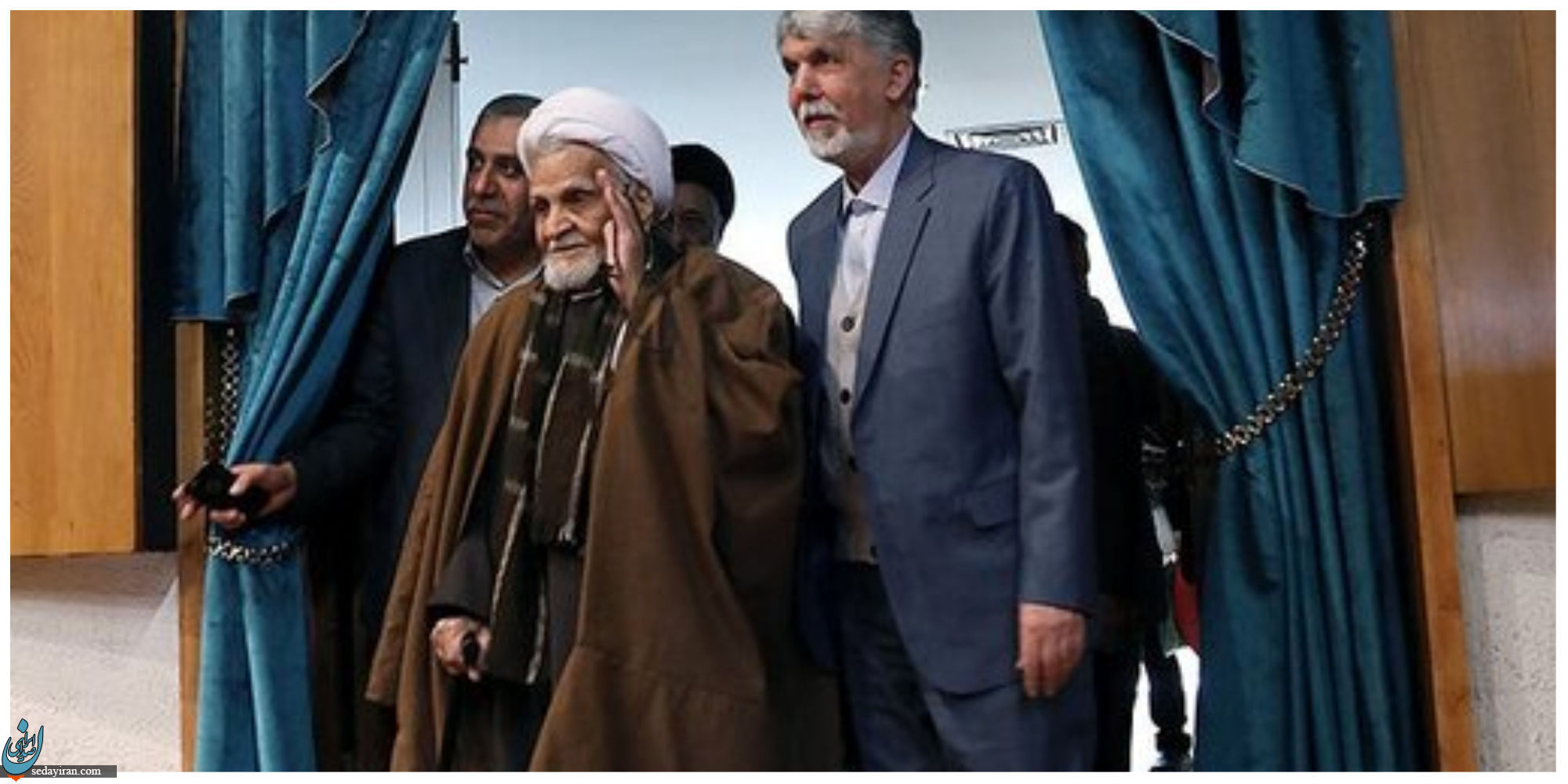 آتصاویر) محمد جواد ظریف و جمعی از چهره های سیاسی در یک مراسم نکوداشت