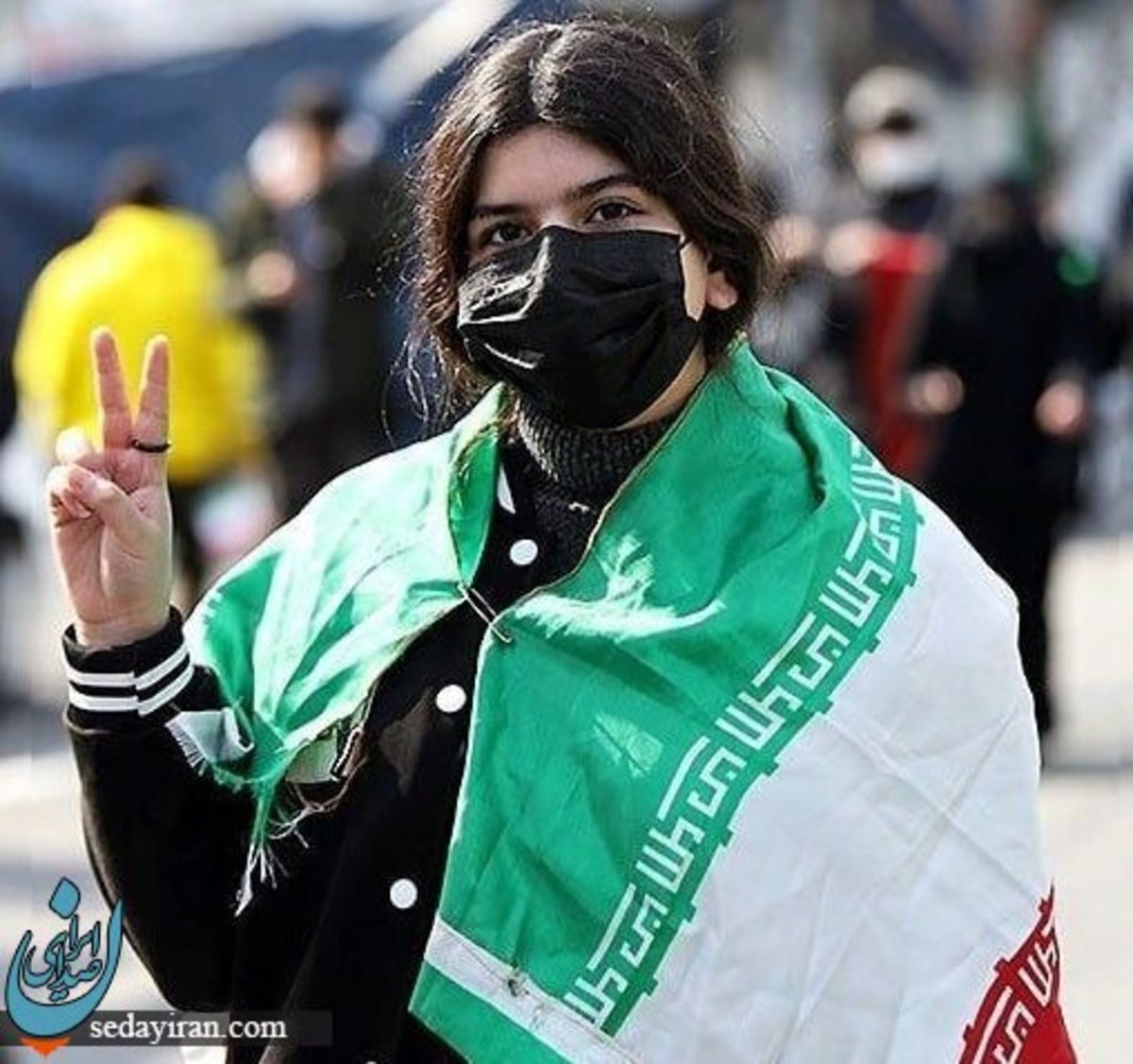 تذکر حجاب به دختر کم‌حجاب در راهپیمایی 22 بهمن   عکس