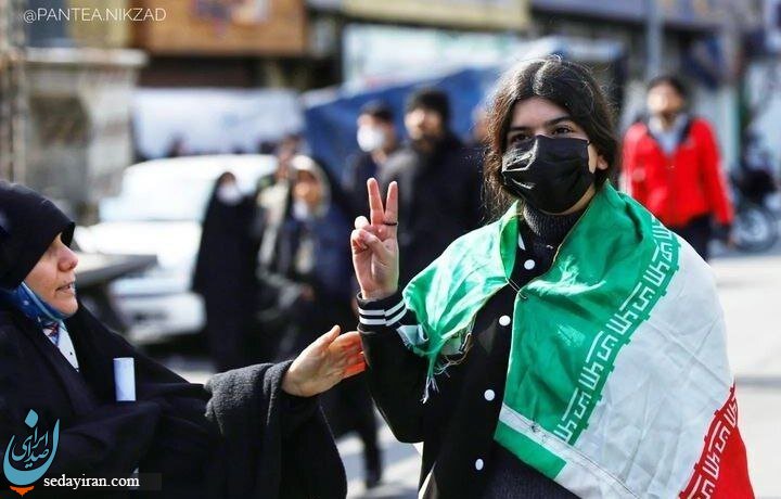 «تذکر حجاب» به دختر کم‌حجاب در راهپیمایی 22 بهمن / عکس