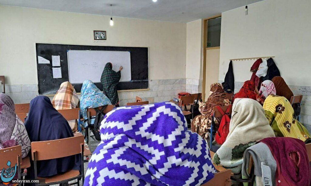 این عکس از کلاس درس اراک جنجال به پا کرد / دانش آموزان با پتو سر کلاس درس حاضر شدند!