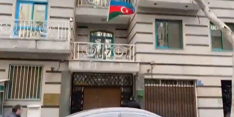 (تصاویر) حمله مسلحانه به سفارت آذربایجان / با ۲ کودک وارد سفارت شده بود
