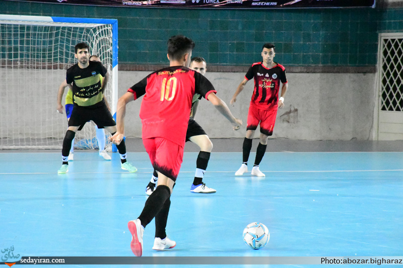 (تصاویر) فینال پر هیجان مسابقات فوتسال جام رمضان شهرستان لارستان