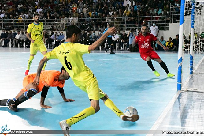 (تصاویر) فینال پر هیجان مسابقات فوتسال جام رمضان در شهرستان لارستان